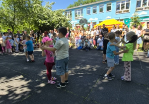 Dzieci z gr 4 tańczą walca