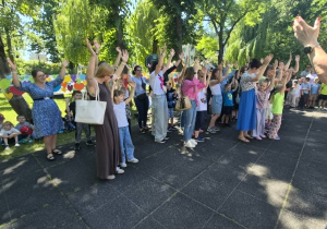 Dzieci tańczą z rodzicami