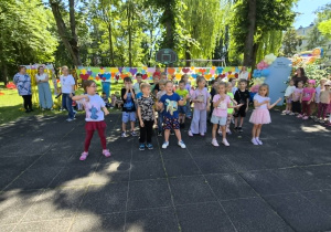 Dzieci z gr 4 tańczą dla rodziców