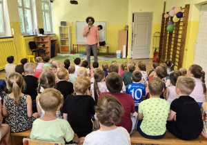 Pan Jacek wita się z dziećmi na koncercie