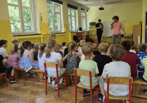 Dzieci uczestniczą w audycji muzycznej