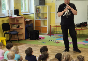 Pan gra na instrumencie muzycznym obój