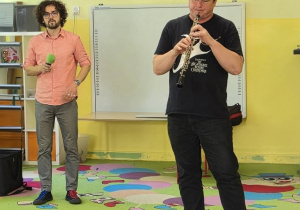 Pan gra na instrumencie muzycznym obój