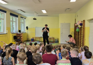 Pan gra na instrumencie muzycznym obój