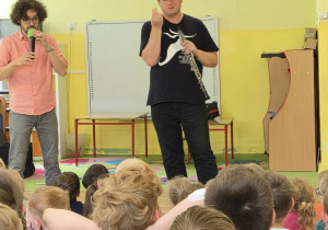 Pan pokazuje dzieciom ustnik