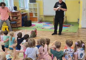 Pan prezentuje dzieciom magiczną uciekającą torbę