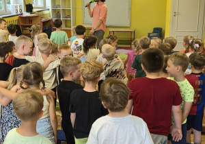 Dzieci poruszają się w rytm muzyki