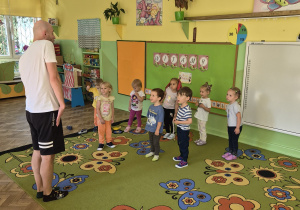 Dzieci naśladują układ choreograficzny pokazywany przez instruktora