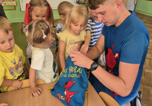 Dzieci czekają na stempelek i naklejkę po zajęciach z kangurka