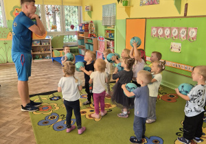 Dzieci uczestniczą w zabawie z kangurkiem