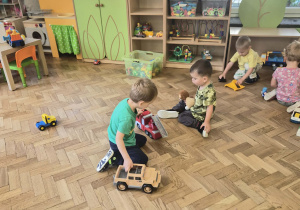 Dzieci bawią się zabawkami