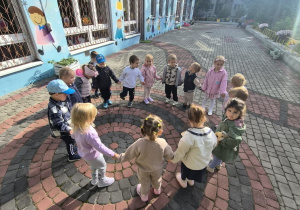 Dzieci stoją w kole