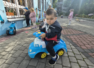 Pierwsze zabawy maluszków na tarasie przedszkolnym