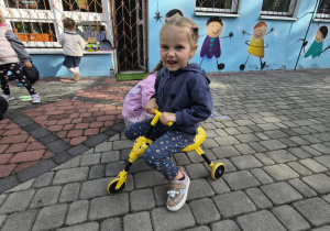 dziewczynka jeżdzi na rowerku