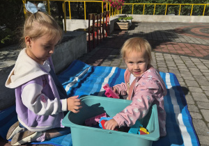 dziewczynki bawią się klockami