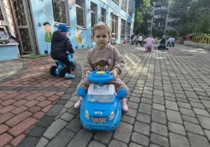 Dzieci bawią się na tarasie
