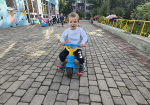 chłopiec jeżdzi na rowerku