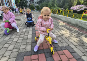 dzieci bawią się na tarasie