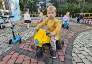 dzieci bawią się na tarasie