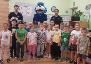 zdjęcie grupowe z policjantami