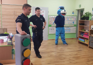 policjanci z kotem