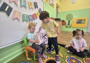 Chłopiec składa życzenia jubilatce