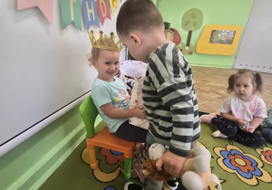 Chłopiec składa życzenia jubilatce