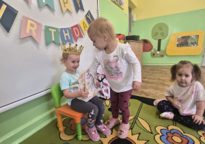 Dziewczynka składa życzenia jubilatce