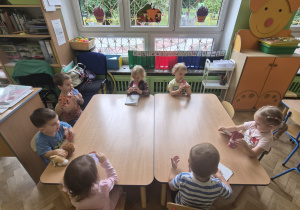 dzieci spożywają urodzinowe musy