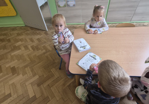 dzieci spożywają urodzinowe musy