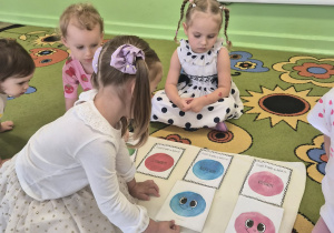 dzieci układają kolorowe kropki