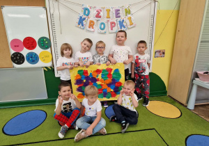 chłopcy prezentują swoją prace