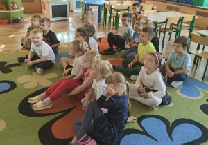 Dzieci oglądają film edukacyjny.