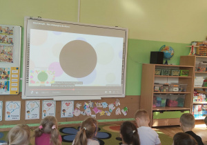 Dzieci oglądają film edukacyjny.