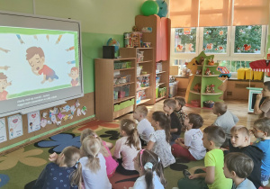 Dzieci oglądają film edukacyjny.
