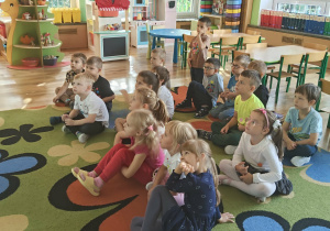 Dzieci oglądają film edukacyjny.