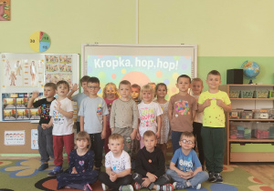 Grupowe zdjęcie dzieci ubranych w koszulki z kropkami.