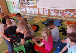 Chłopiec rozdaje upominki dzieciom.