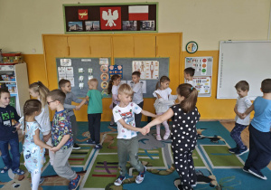 Dzieci tańczą w parach.