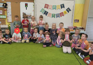 Cała grupa z jubilatką pozuje do zdjęcia.
