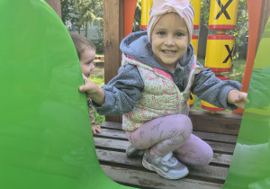 dziewczynka bawi się na urządzeniu terenowym
