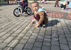 dzieci bawią się na tarasie przedszkolnym