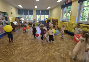 dzieci z balonami tańczą przy muzyce