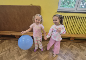 dwie dziewczynki z niebieskim balonem