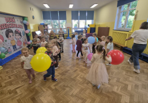 dzieci z balonami tańczą przy muzyce