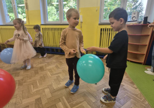dzieci z balonami tańczą przy muzyce