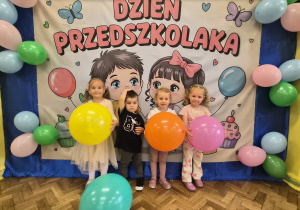Dzieci z gr 1 na tle dekoracji