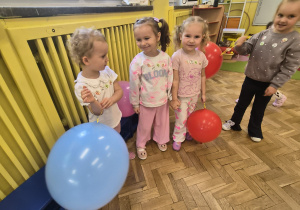 dzieci z balonami tańczą przy muzyce