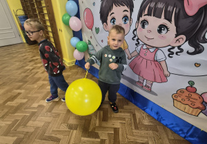 chłopcy tańczą przy muzyce