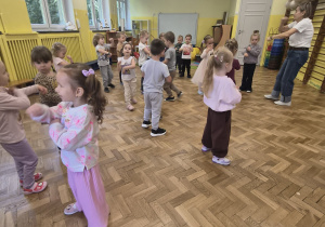 dzieci z balonami tańczą przy muzyce